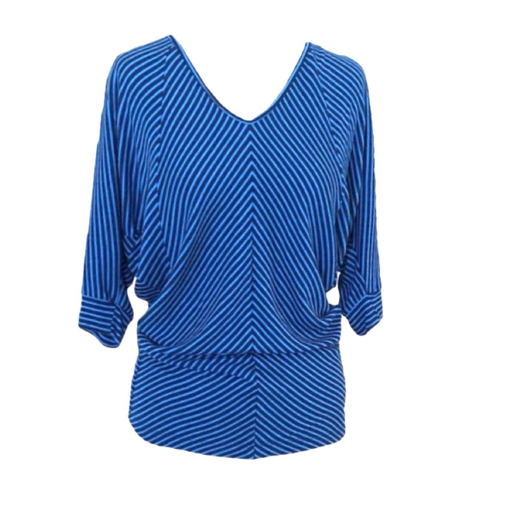 H by bordeaux Flattering Super Cute V-neck Top
